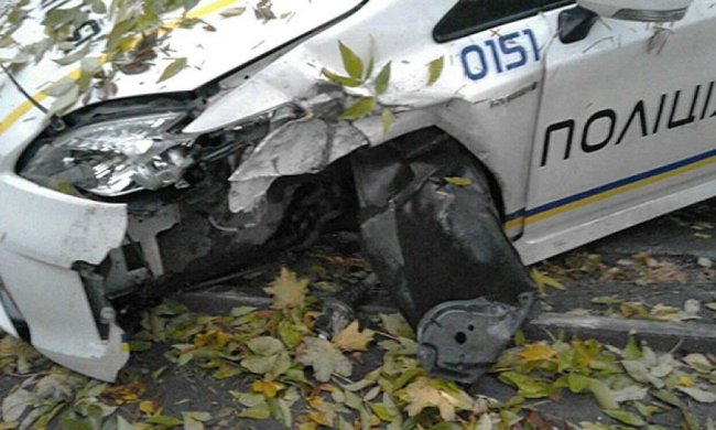После удара в дерево у львовского патруля отлетело колесо (фото)