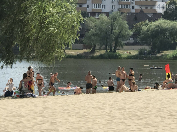 Киевляне вышли на пляжи с кишечной палочкой - лето, жара