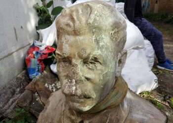 Робітники відкопали головного радянського "чорта" біля каналізації: "Почнуть йому носити квіти"