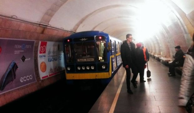 Двоє чоловіків впали на рейки столичного метро