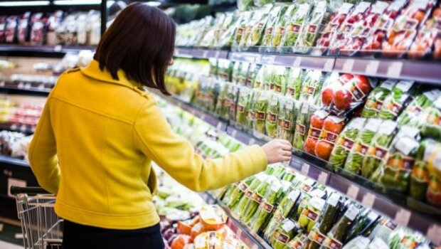 Міль, личинки та хробаки: у Києві показали "смаколики" із супермаркетів, - огидні фото