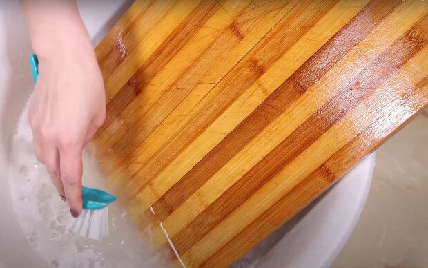 Як очистити кухонну дошку. Фото: скрін youtube