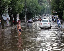 В Одесі ціла вулиця пішла під воду: рух паралізовано, відео з пекла