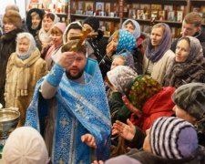І сміх, і гріх: священик благословив росіянку хрестом по лобі