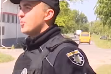 Работники ТЦК удерживают мужчин в гаражах: по их словам – они там добровольно