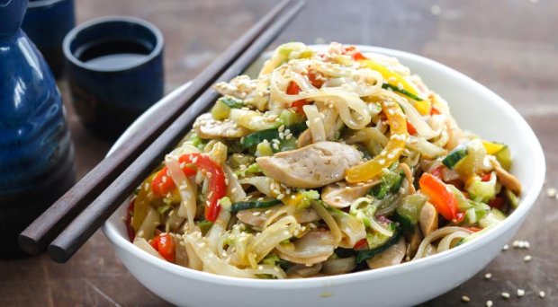 Для любителей китайской кухни: рисовая лапша со свининой и карри
