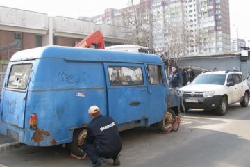 Машины из киевских дворов выбросят на свалки (фото)