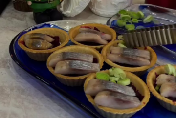 Тарталетки з оселедцем та буряком, кадр з відео