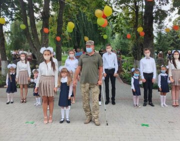 На Тернопільщині маленьку доньку загиблого героя повів до школи бойовий побратим - бантики, квіти та сльози