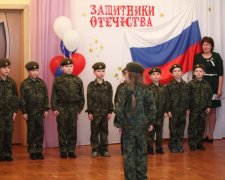 Російський дитсадок перетворили у військово-патріотичний клуб: відео