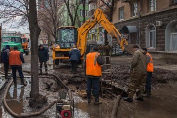 Через халатність київських комунальників водії "йдуть під землю": фото