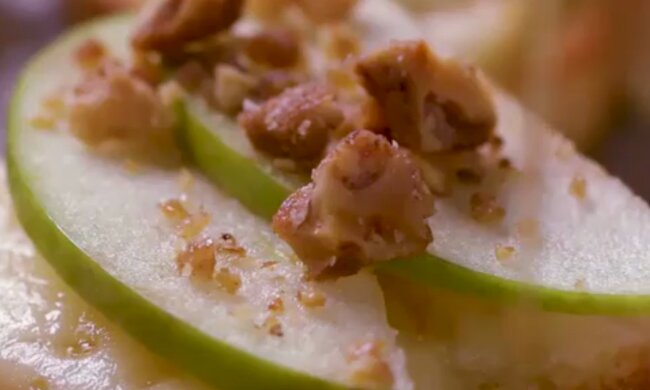 Кростіні з сиром Брі і яблуками, скріншот з відео