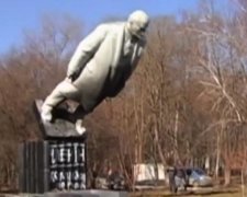 Патриотическое подполье снесло Ленина в оккупированной Макеевке