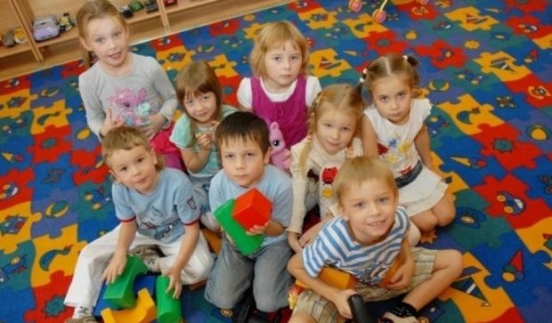 В дитсадках РФ роздають цукерки “Крим – спробуй відбери” (фото)
