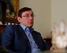 Луценко с женой засекли в очередь на фуникулер, вот только не киевский: фото