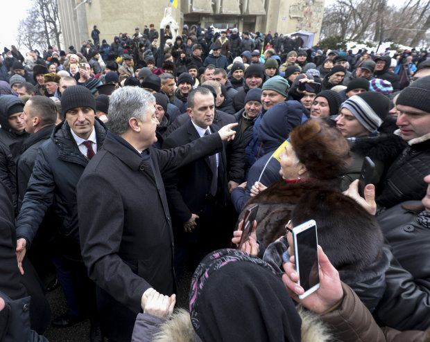 Охранник Порошенко в нервных конвульсиях распустил руки просто в толпе: видео