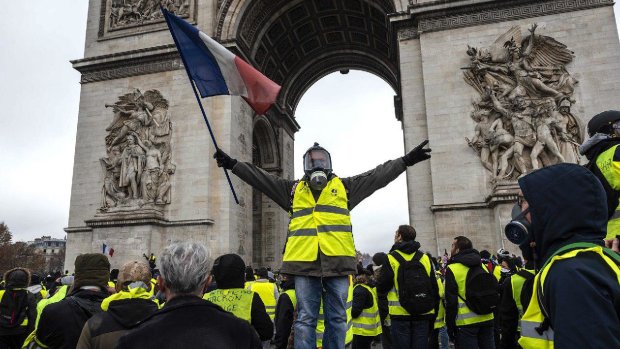 В Париже копы атаковали "желтых жилетов": протестующему оторвало руку