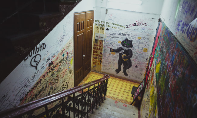 Українцям показали лігво наркоманів на відео: шприци по всьому під'їзду, перелякані жителі не знають куди звертатися