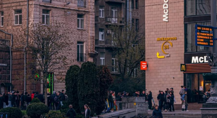 Украинцы, фото из тг-канала "Де відпочити Київ?🌸"