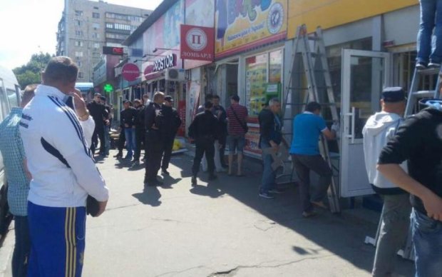Дарницьку площу Києва звільняють від МАФів: фото