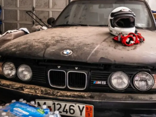 У покинутому особняку знайшли седан BMW M5, скріншот: YouTube
