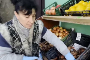 Продукты, продавец, скриншот из видео