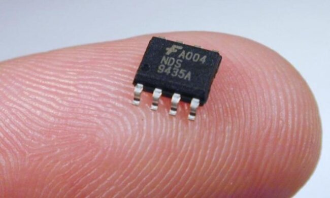 Мини-телефон вживили в тело