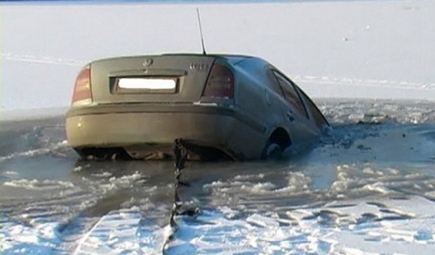 В Полтаве под лед провалился автомобиль (фото, видео)
