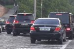 Кортеж Суркисов едет пешеходной зоной, фото: "Схемы"