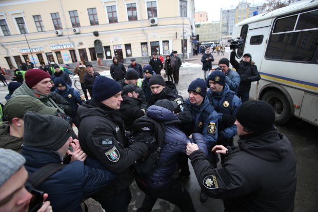 Появилось видео штурма полицейского участка в Киеве: все из-за "ложись, Бандера!"