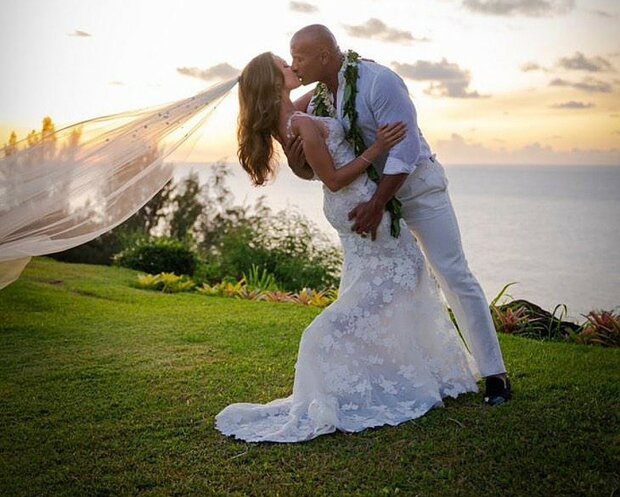 Дуэйн "Скала" Джонсон отгулял тайную свадьбу на райских Гавайях, но от камер не скрыться: чувственные кадры