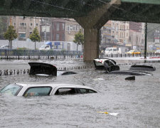 Корабль разрушил мост, автомобили с пассажирами исчезают под водой: детали жуткой трагедии