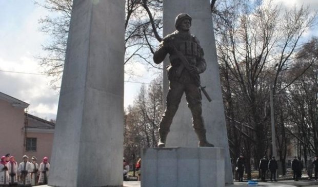 На первый в Украине памятник героям АТО собирали волонтеры