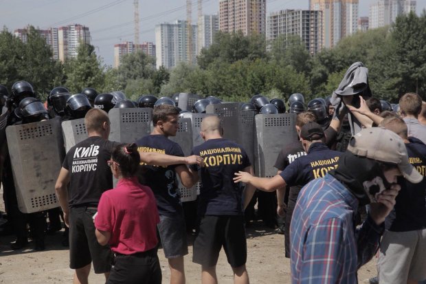 С пистолетами и гранатами: киевские копы упаковали толпу наглых титушек