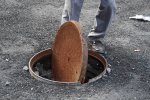 У Львові вибухнув каналізаційний люк: уламок в голові