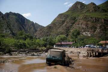 Зсуви знищили десятки будинків, кількість жертв росте шаленими темпами: нестримна стихія змиває цілі міста