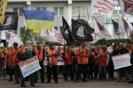 Розлючені кияни оточили офіс Укрзалізниці, копи атакували з кийками: може пролитися кров