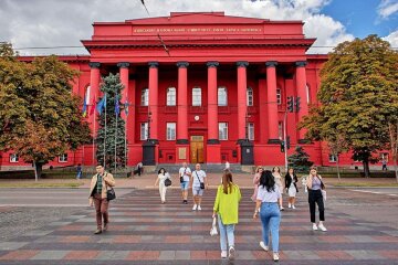 Студенты идут в университет