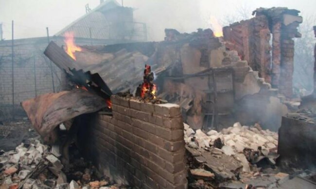 Артилерія бойовиків руйнує житлові квартали Красногорівки