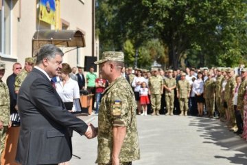 Порошенко приїхав до Дніпра з ключами від квартир