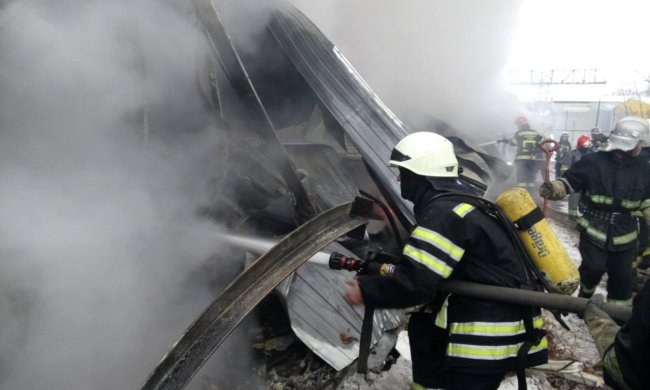 Ресторан та дитсадок у пекельному вогні: у Києві сталася подвійна трагедія, рятувальники працюють в посиленому режимі