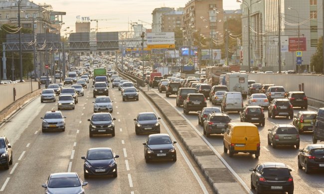 У Дніпрі озброєна до зубів жінка зламала гараж і викрала Audi: копи не встигли і оком моргнути