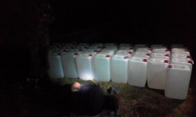 Одесит на дерев'яних човнах намагався провезти тонну спирту (відео)