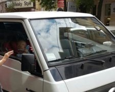 Мати-зозуля мало не спекла дитину в машині