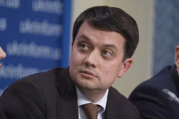 В чергу: Разумков зробив у Запоріжжі те, за що дівчата обожнюють Зеленського