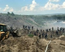 600 рятувальників розшукують трьох похованих під сміттям пожежників