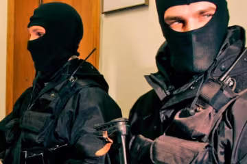 Унікальна спецоперація: силовики проводять обшуки у податківців 15 областей