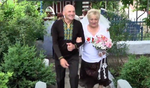 Закохані українці відзначили "золоте весілля": "Дідусь, давай ще 50"