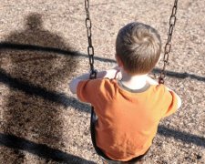 Мерзенний збоченець полює на дітей прямо на майданчиках, батьки в паніці: "Страшно випустити дитину"