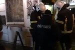 Украинские копы оборвали нелегальную вечеринку и получили драку: чтобы достать нападавших, пришлось резать двери болгаркой
